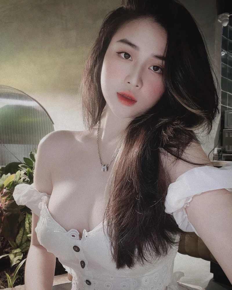 Cô gái trong một buổi tiệc tùng vui vẻ