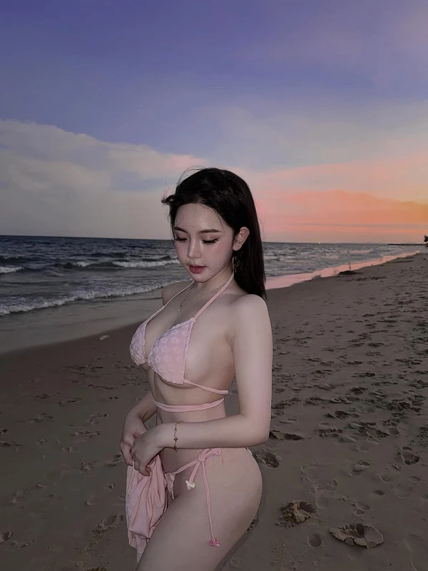 Trần Huyền Châu Bikini Sexy