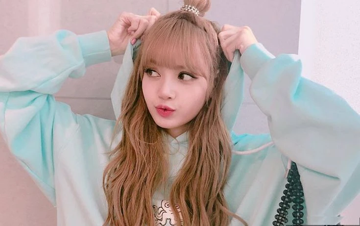 Lisa và các thành viên BLACKPINK