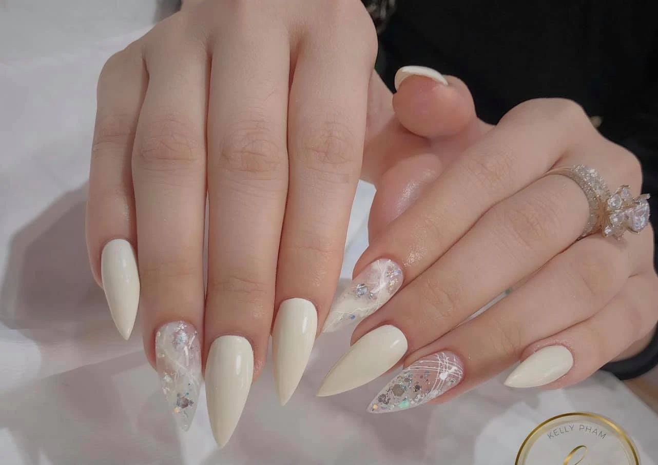 Nail ombre trắng gạo