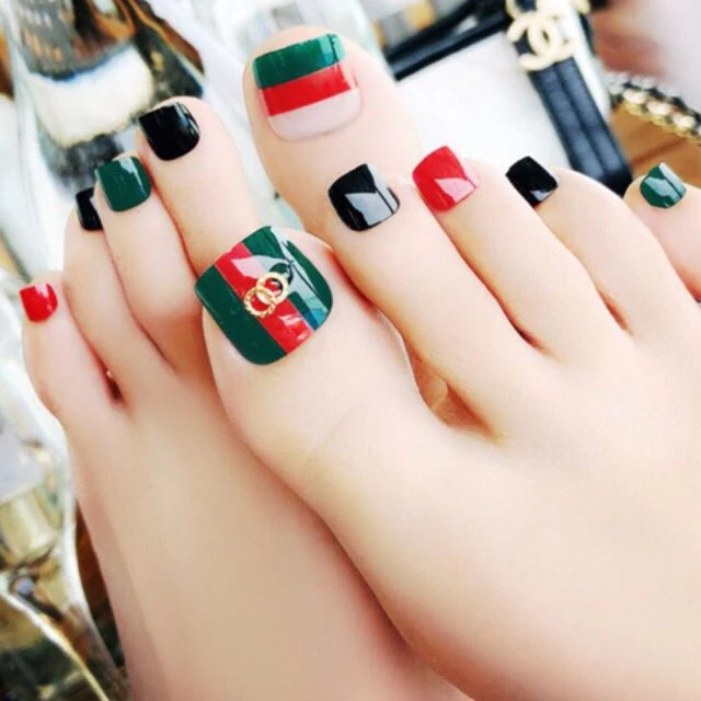 Mẫu móng chân Gucci 6