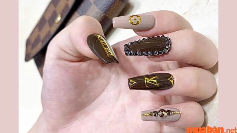 Mẫu nail đen vàng