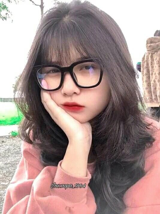 Cô gái dễ thương với chiếc kính