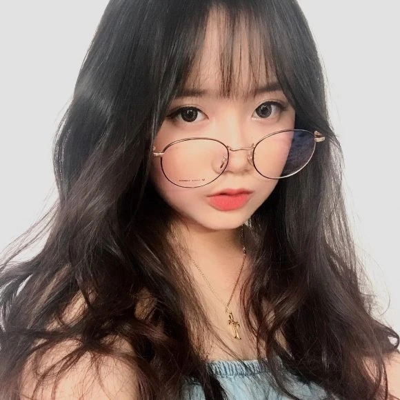 Cô gái tóc dài đeo kính đẹp