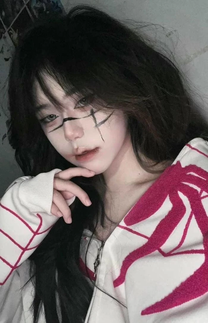 Hình ảnh cô gái xinh đẹp với gu thời trang ngầu