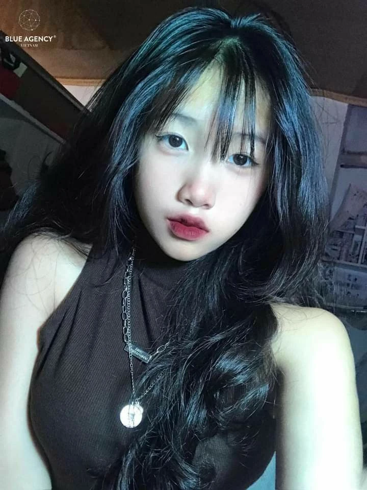Hình ảnh cô gái đang vui vẻ trong cuộc sống