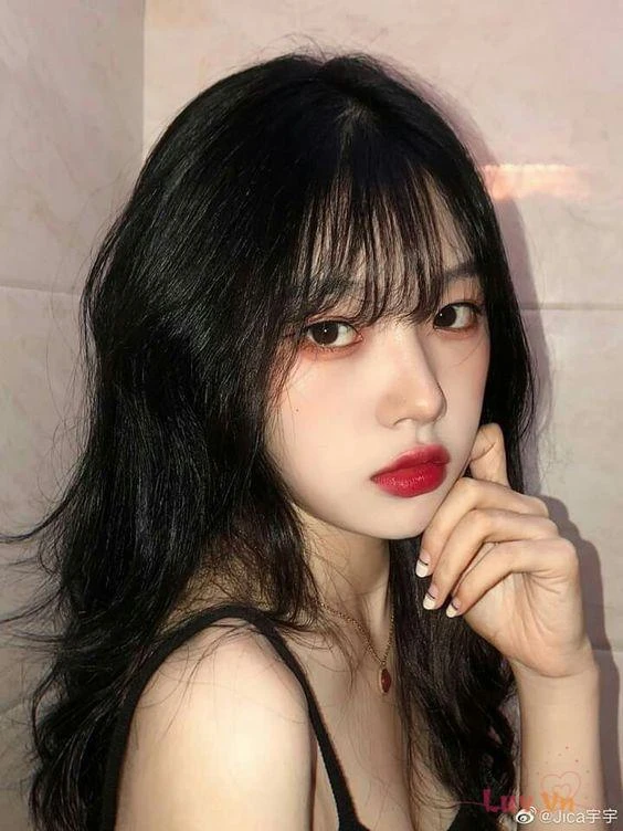 Hình ảnh cô gái với phong cách trẻ trung