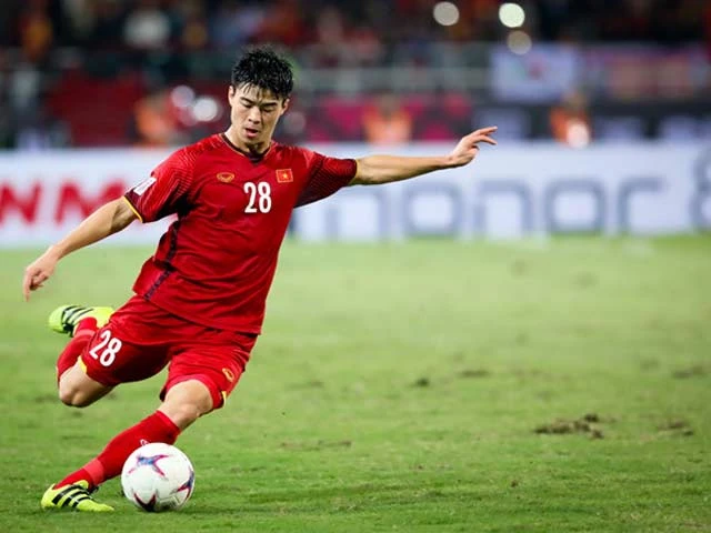 Duy Mạnh cầm băng đội trưởng