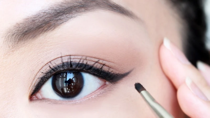 Kẻ eyeliner cho mắt 1 mí giúp mắt to tròn tự nhiên