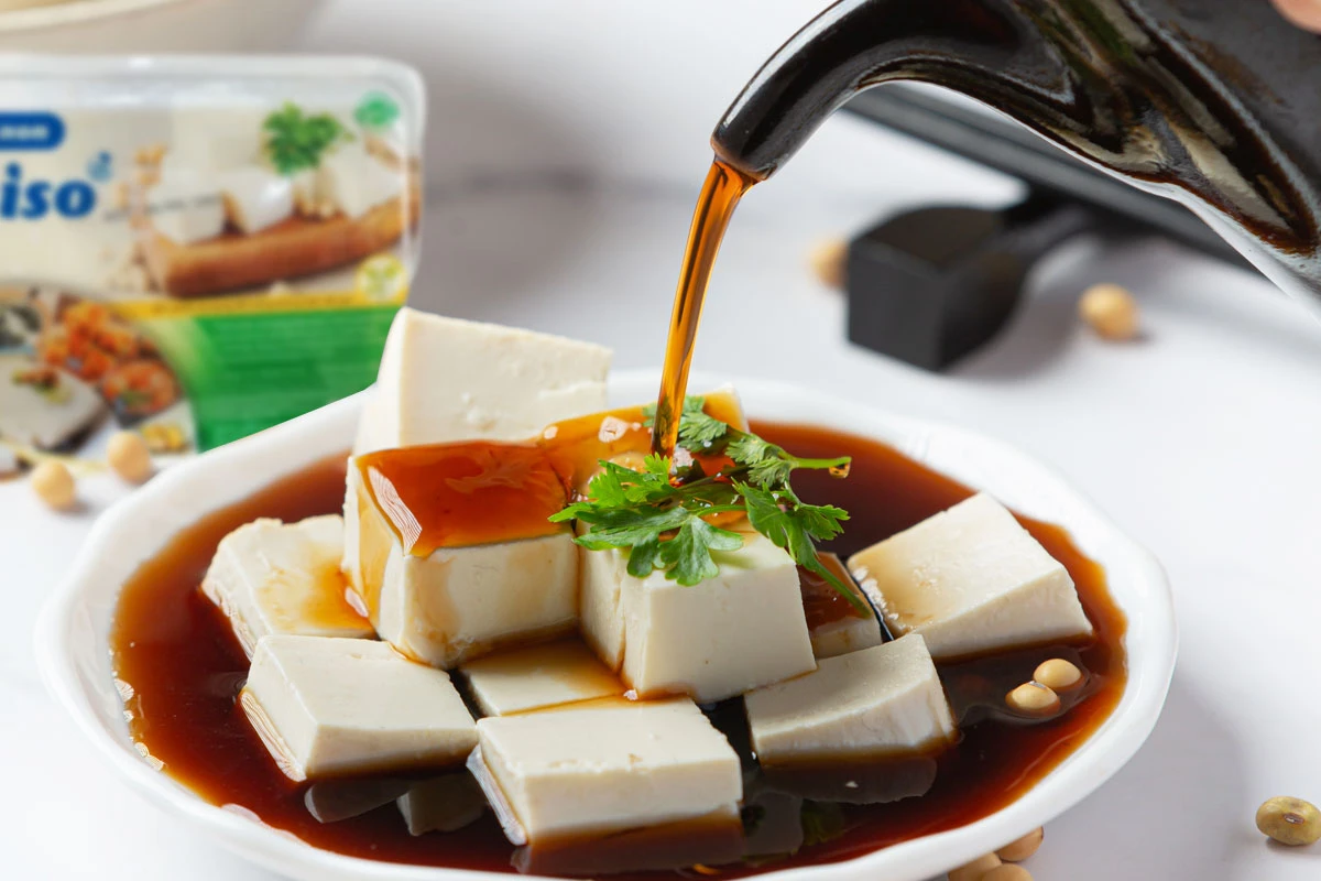 Đậu hũ luộc với nước tương tỏi