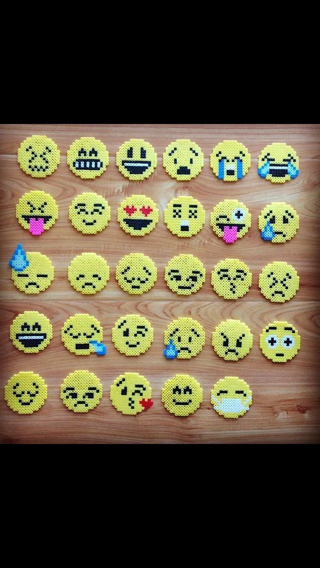 Hình ảnh các tác phẩm emoji được tạo hình bằng hạt nhựa