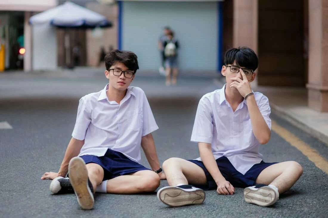 Tạo dáng ngồi trên bậc cầu thang