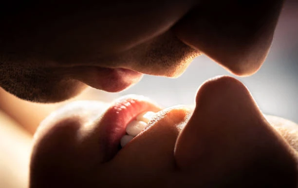 Cặp đôi hôn nhau trên bãi biển