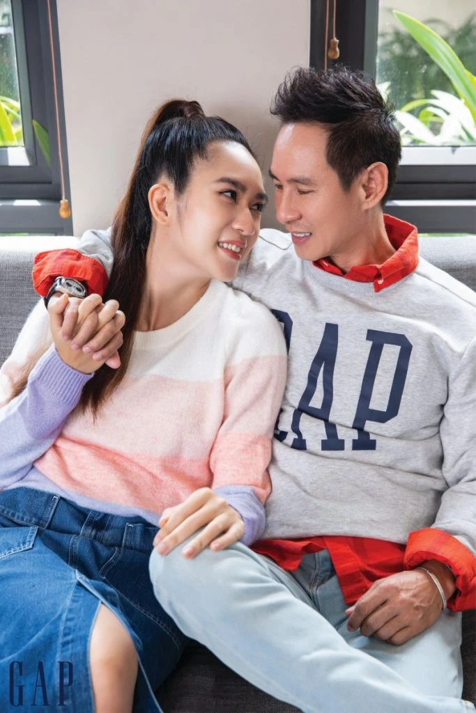 Tạo dáng cổ điển với ôm từ phía sau