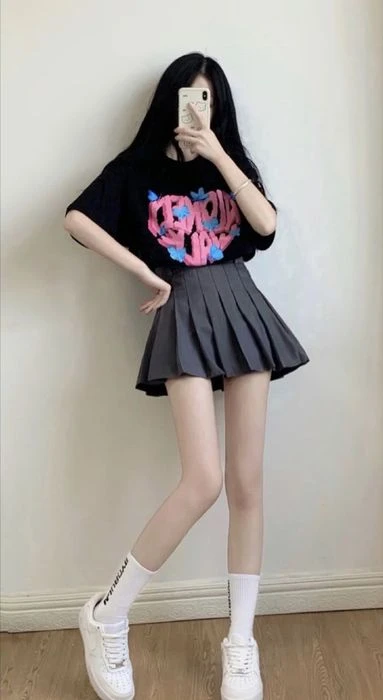 Hình ảnh nữ sinh mặc váy ngắn che mặt