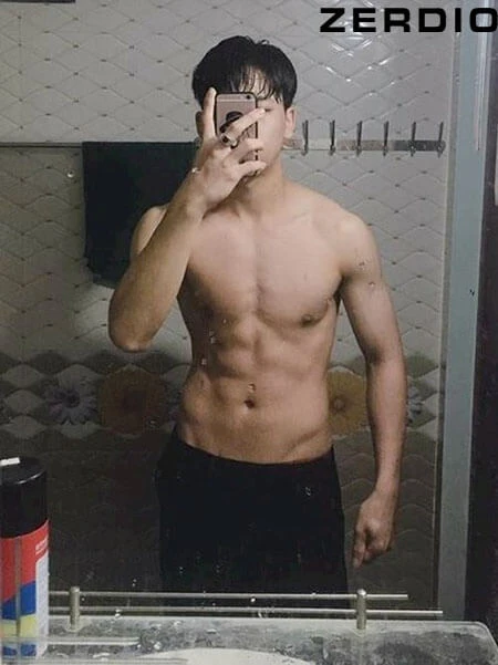 Tạo dáng trước gương trong nhà tắm