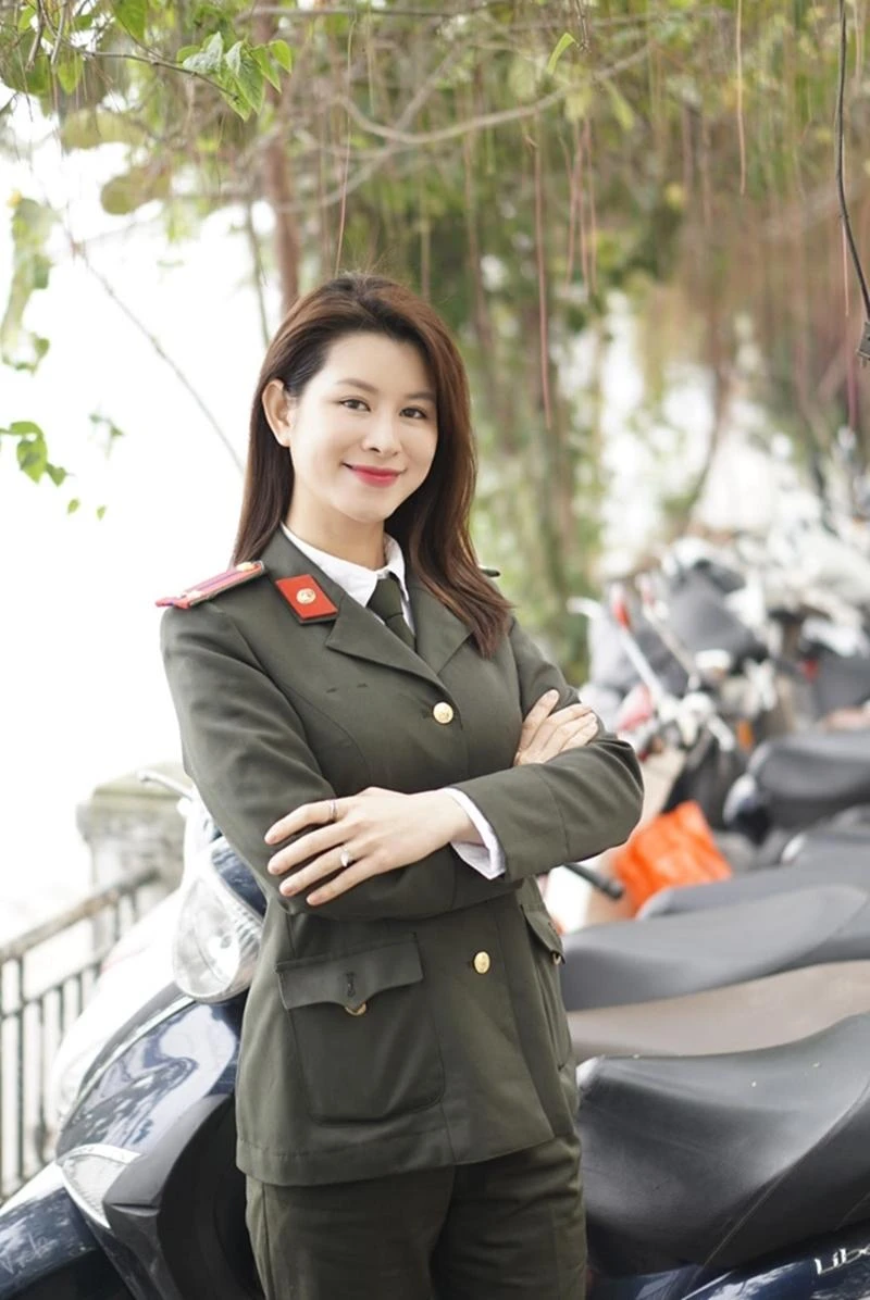 Nữ cảnh sát trong công việc