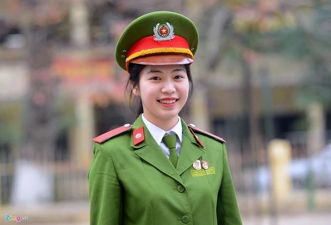 Nữ cảnh sát xinh đẹp và mạnh mẽ