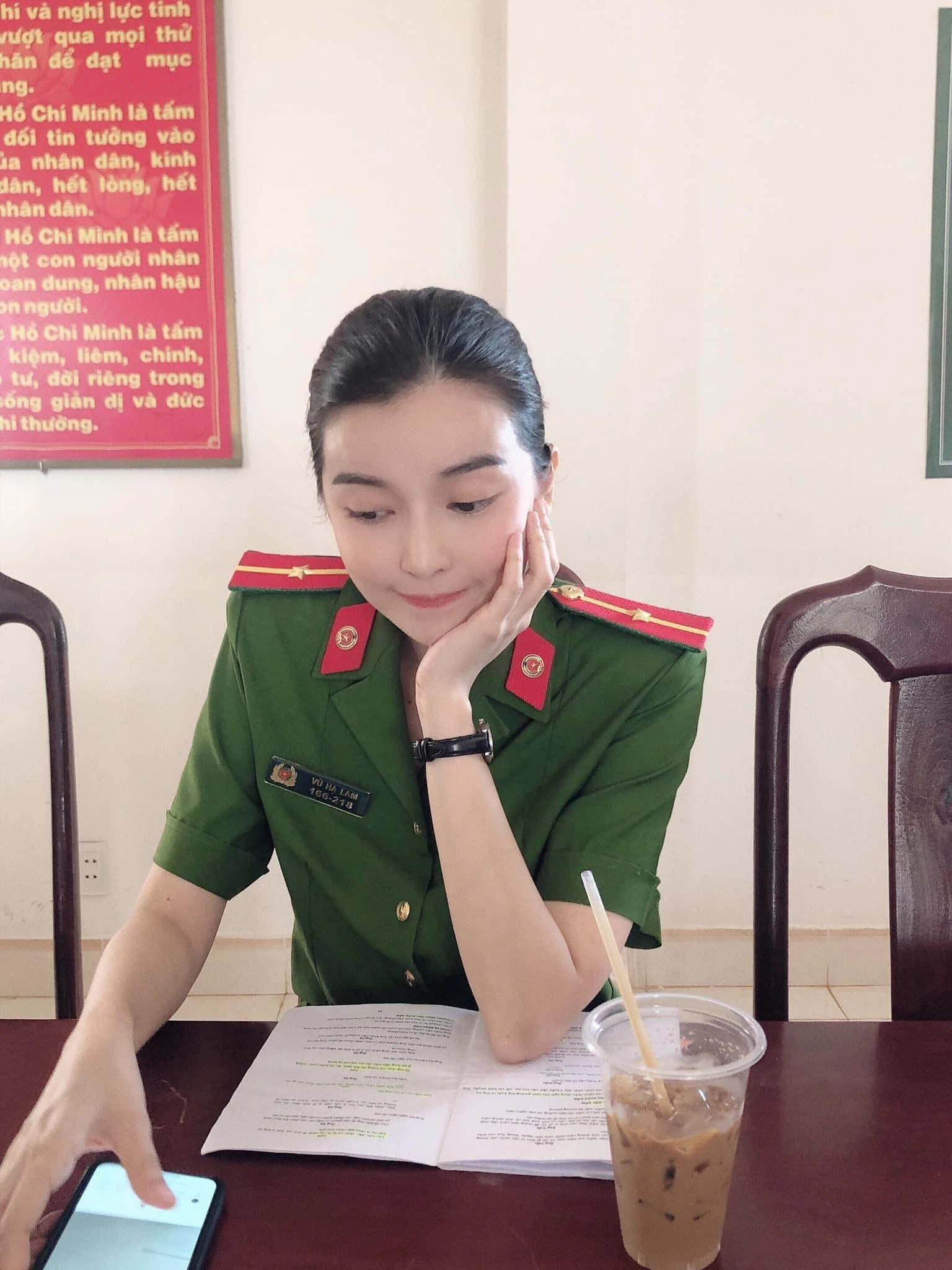Nữ cảnh sát trong hoạt động tình nguyện