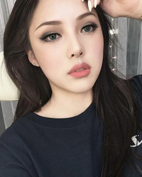 Mắt khói với tông màu nude