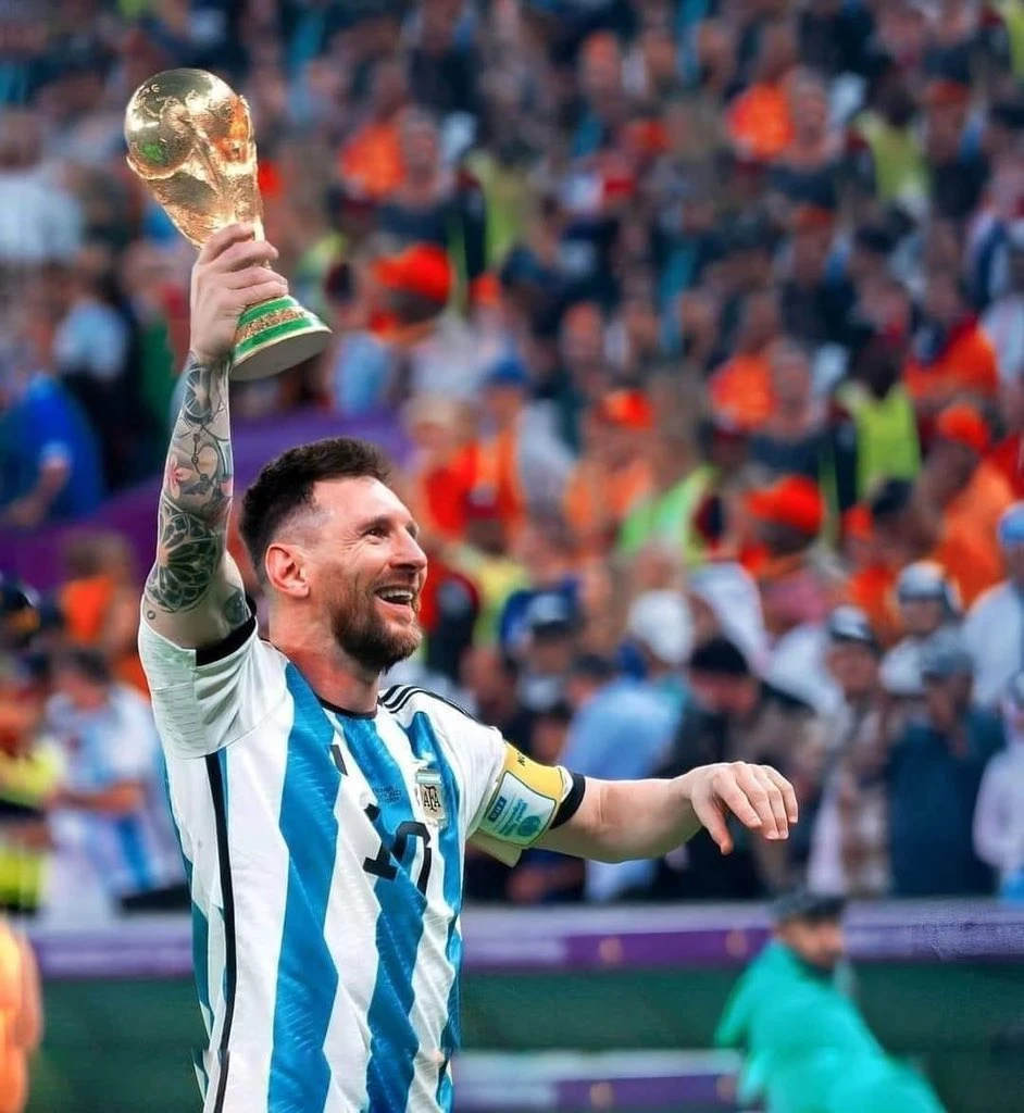Hình ảnh Messi với Quả bóng vàng