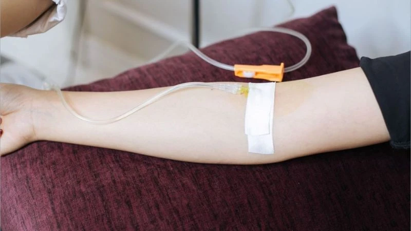 Hình ảnh truyền nước ở tay