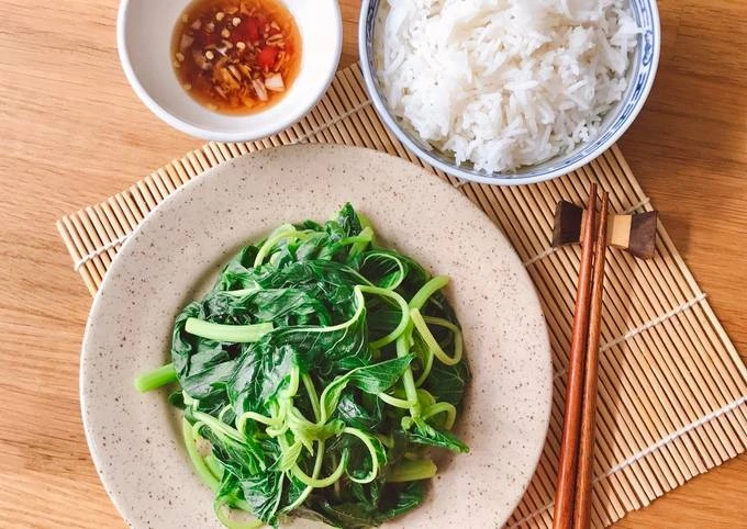 Rau dền luộc với nước chấm