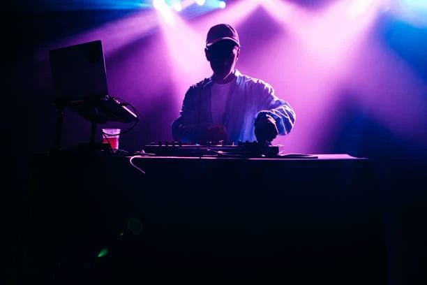 DJ biểu diễn dưới ánh đèn