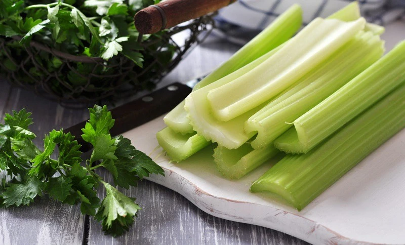 Quá trình xay nhuyễn cần tây