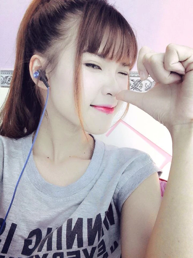 Khởi My trong một bộ trang phục nổi bật
