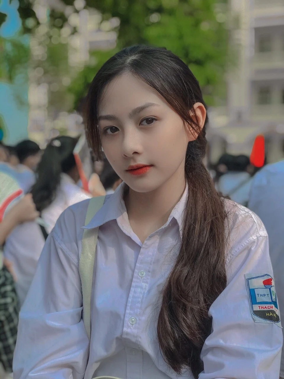 Học sinh nữ trong đồng phục