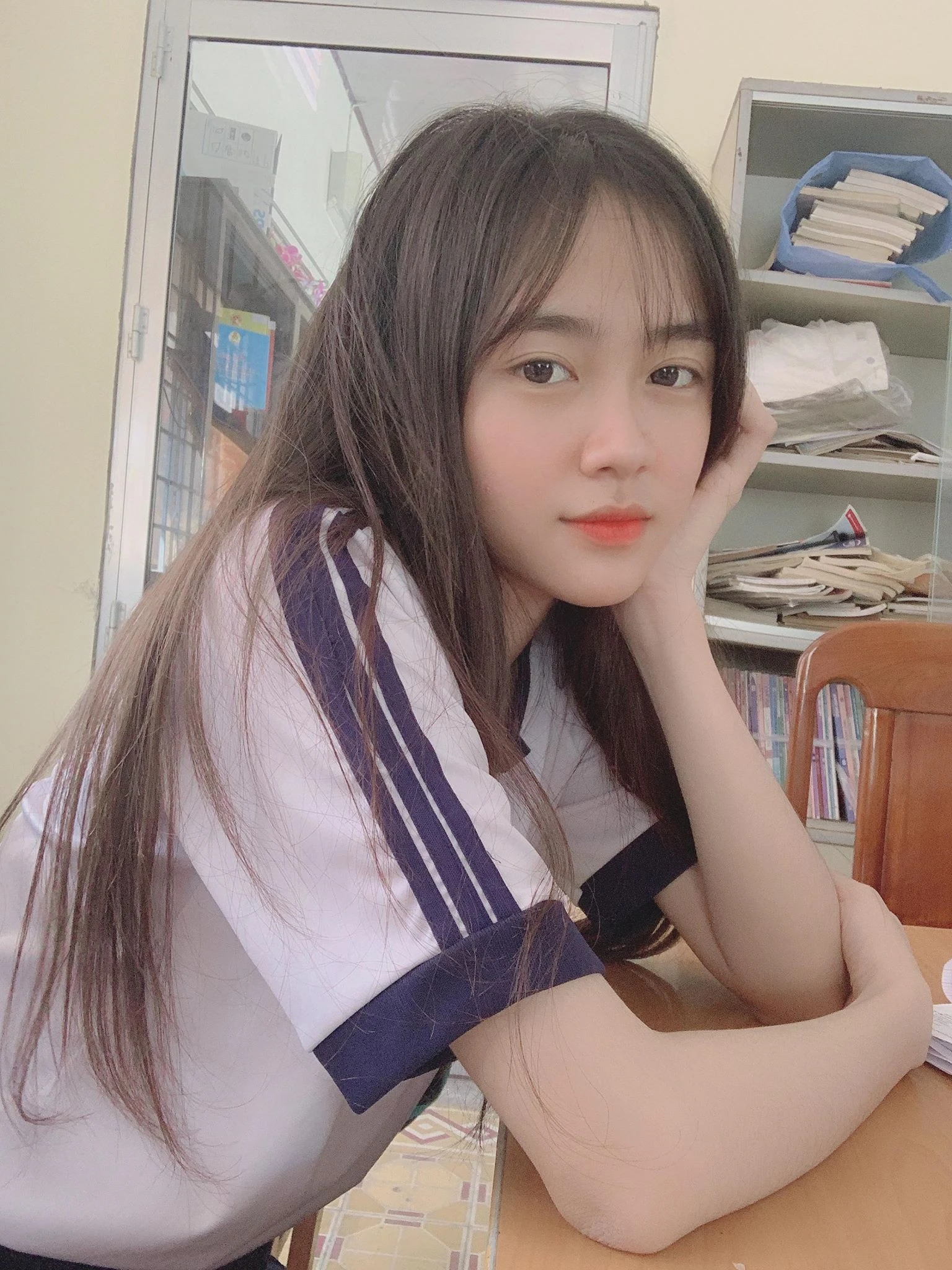 Nữ sinh trong trang phục thanh lịch