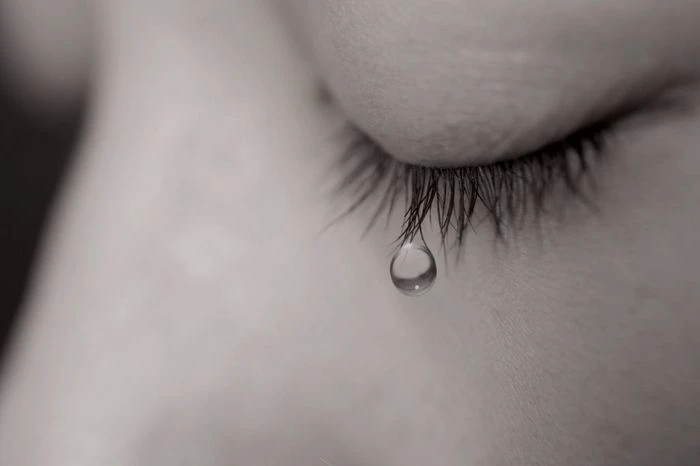 Cô gái trẻ che mặt khóc