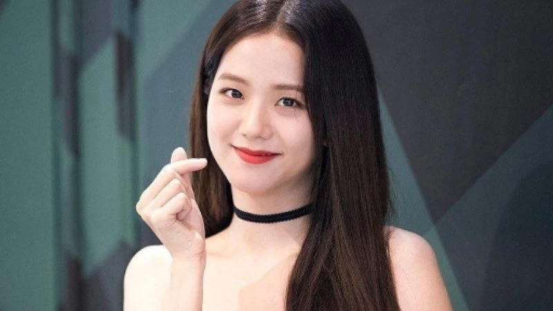 Jisoo tạo dáng dễ thương