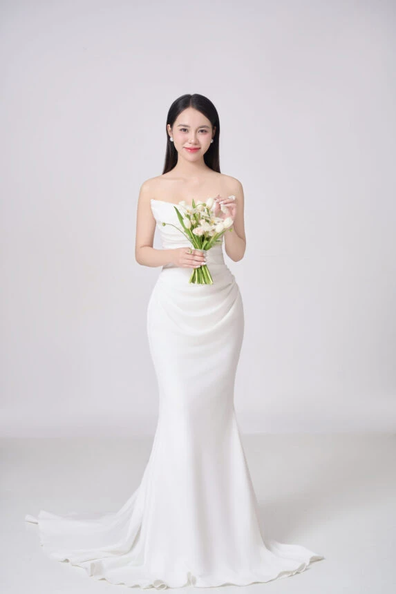 Cô dâu đơn trong không gian tự nhiên