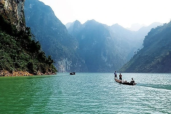 Cảnh vật bên dòng sông