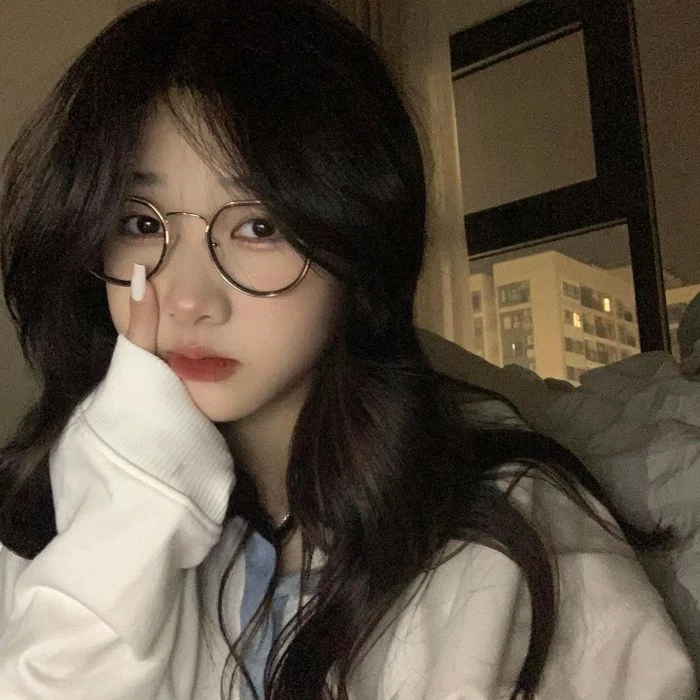 Gái cute đeo kính 3