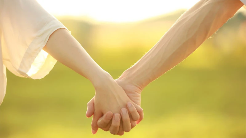 Nắm tay tạo cảm giác an toàn