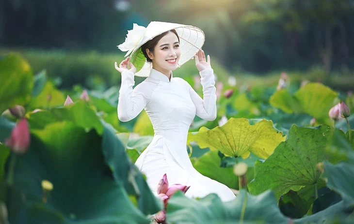 Tư thế chụp ảnh với hoa sen