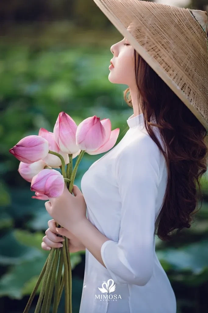 Ôm bó hoa sen trước ngực