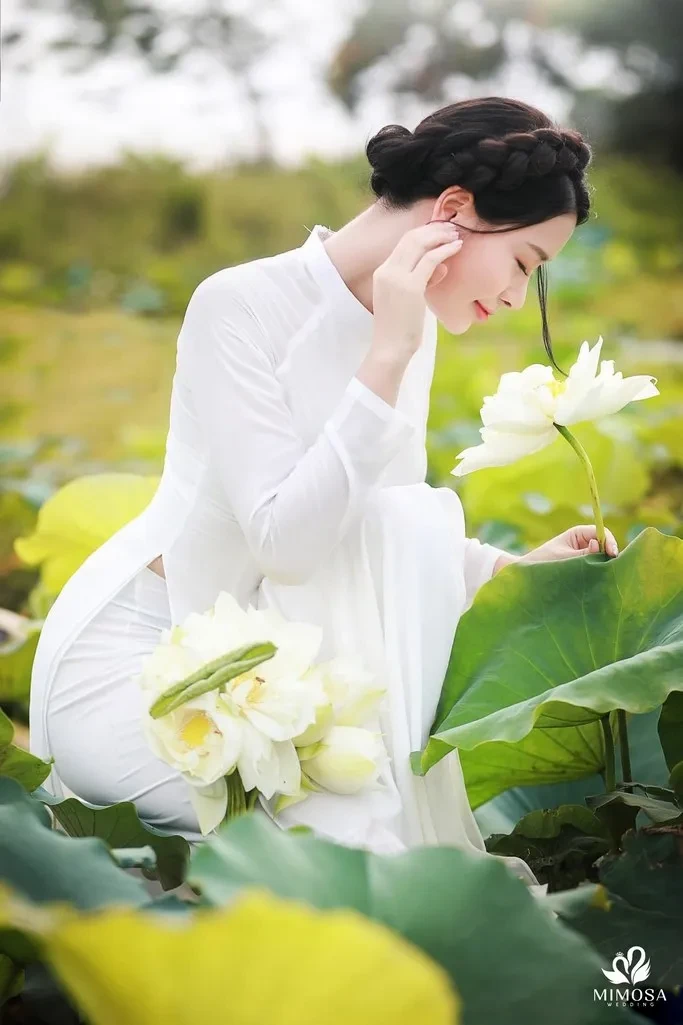 Chơi đùa với nước tại đầm sen