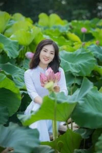 Diện áo dài bên hoa sen