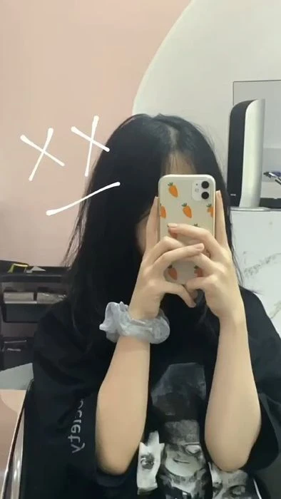 Ảnh chụp trước gương che mặt nữ tóc dài đẹp