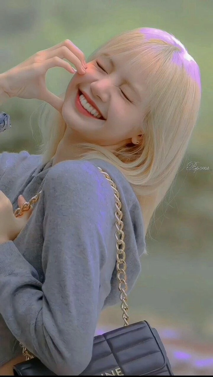 Lisa cười dễ thương