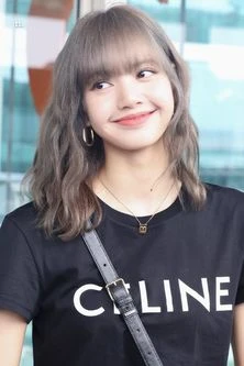 Lisa cười rạng rỡ