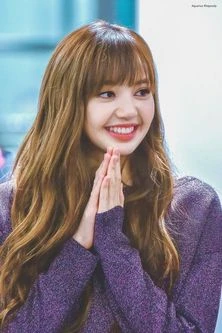 Nụ cười của Lisa gắn kết mọi người
