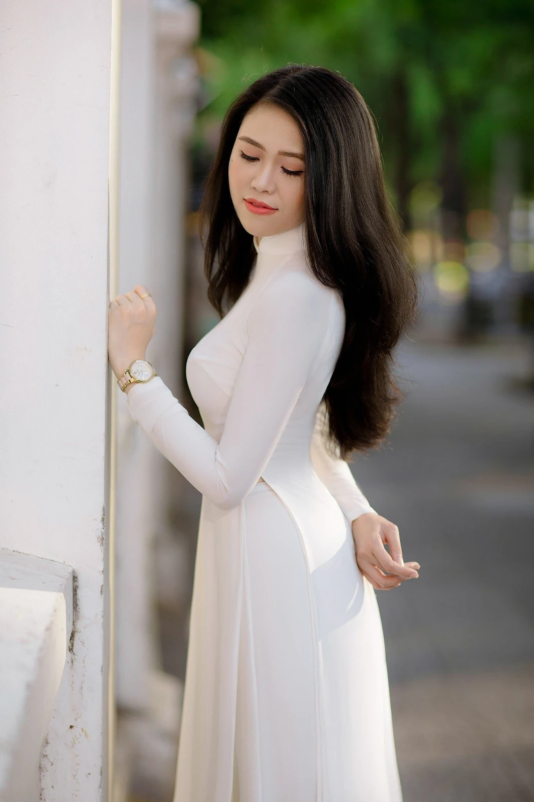 Tạo dáng khi di chuyển với áo dài