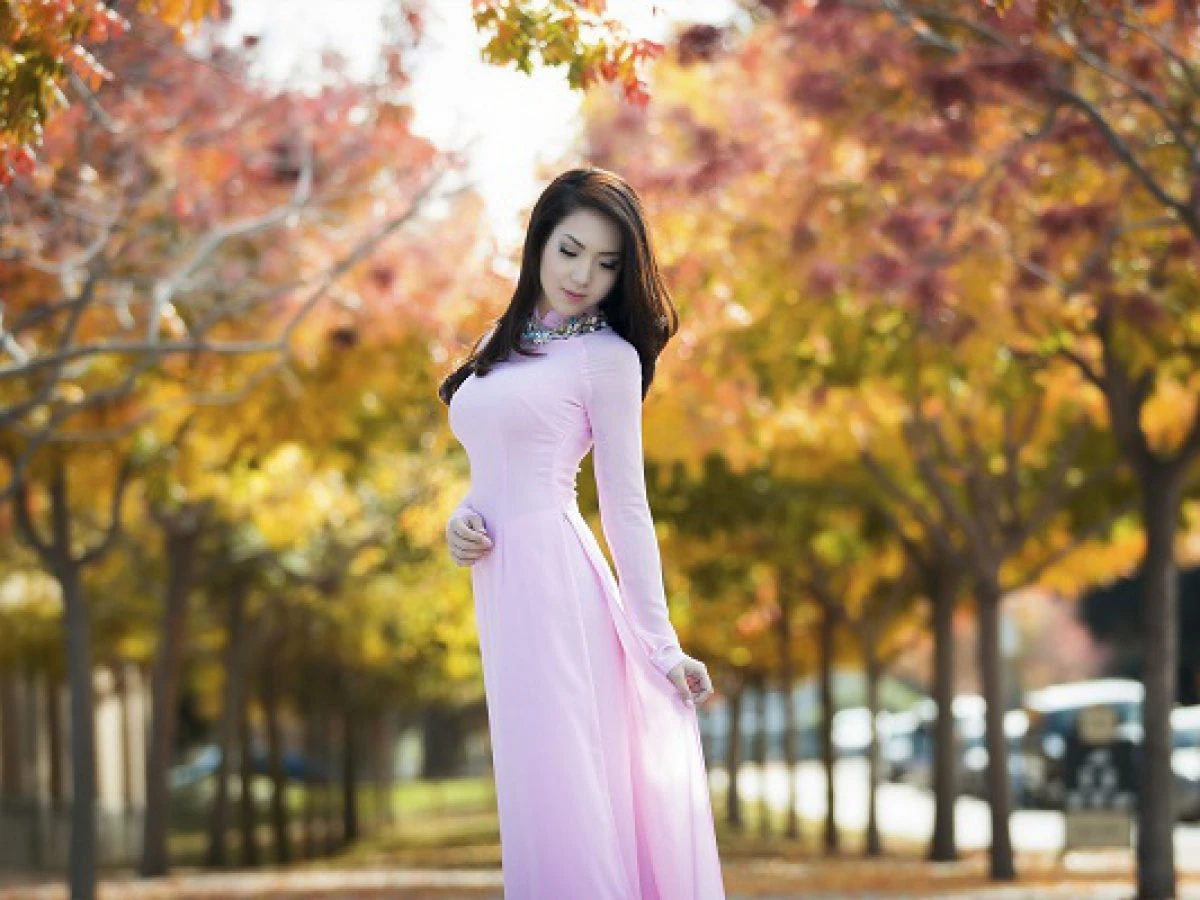 Tạo dáng với áo dài màu sắc tươi sáng