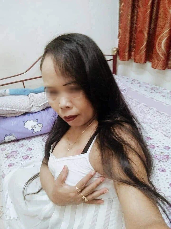 Phụ nữ lớn tuổi với nụ cười rạng rỡ