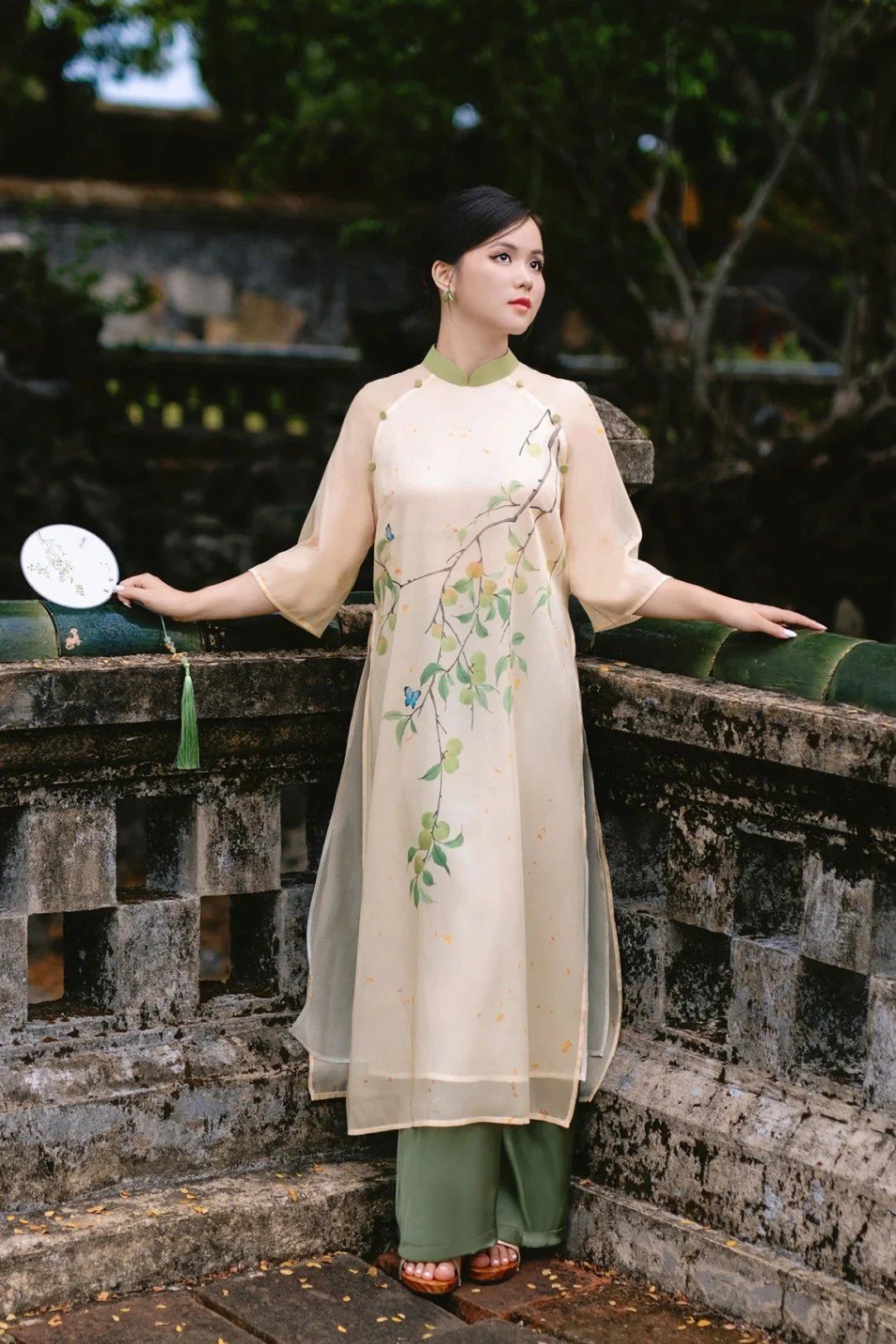 Tư thế đứng thẳng với áo dài